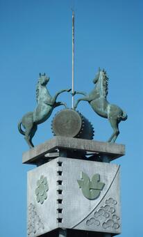 塔の上の馬のブロンズ像s3（高画質 青銅,銅像,2頭の写真素材