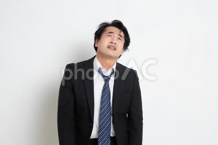 やる気を無くして落ち込んでいる中年のサラリーマン男性 中年,上司,会社員の写真素材