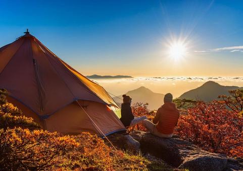 山の景色を眺める登山者 山の景色を眺める登山者の写真