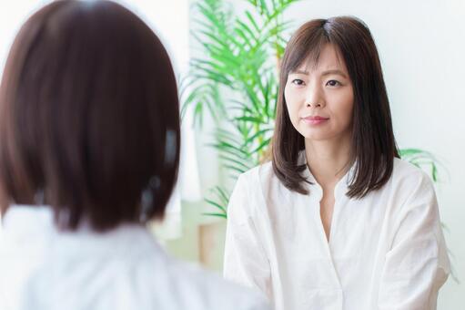 病院で医師の診察を受ける女性 医師,診察,診断の写真素材