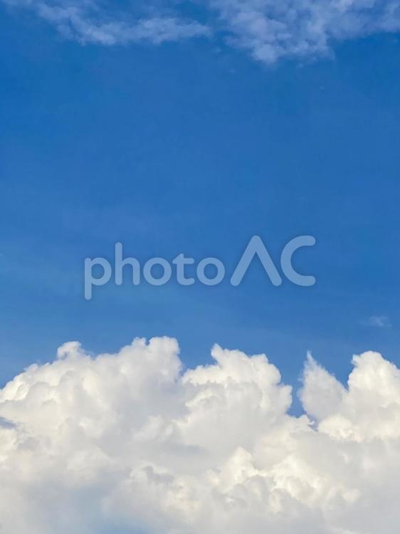 青空に浮かぶふわふわの白い雲 空,雲,晴れの写真素材