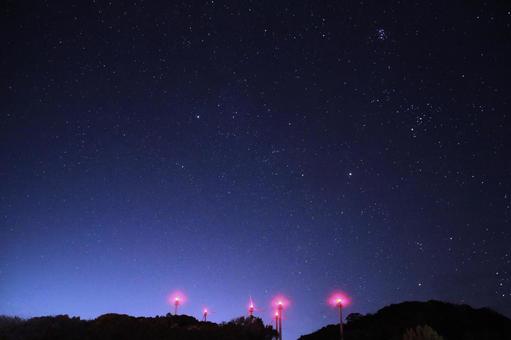 秋の夜の星空と風力発電施設 秋の夜の星空と風力発電施設 星空,夜空,夜景の写真素材