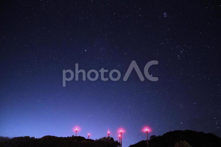 秋の夜の星空と風力発電施設 星空,夜空,夜景の写真素材