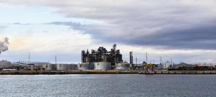 石巻港の工場（宮城県) 港,工場,煙の写真素材