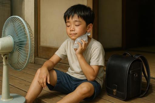 氷袋で涼をとる小学生 氷袋で涼をとる小学生の写真