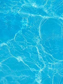 プールの水面と太陽の光の反射(3) プールの水面と太陽の光の反射(3)の写真
