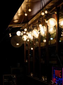 夜に輝くワインショップの灯り 夜に輝くワインショップの灯り 照明,ライト,電球の写真素材