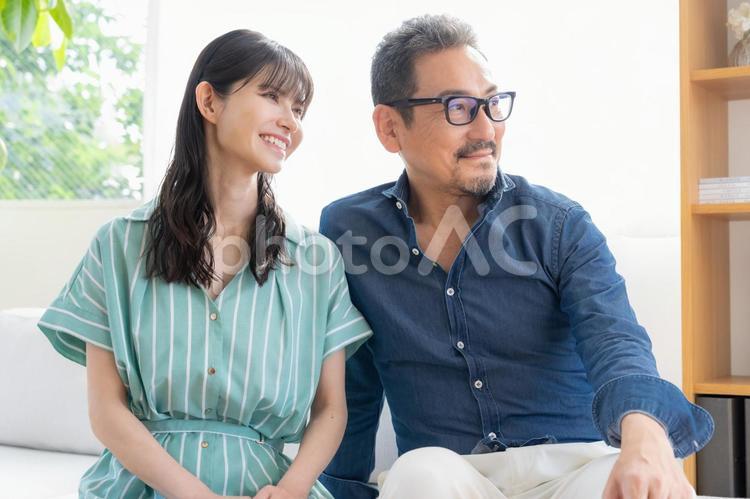 リビングでくつろぐミドルの夫婦　 夫婦,家族,ミドルの写真素材