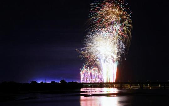 川面・夜空に映える打ち上げ花火/斐伊川 川面・夜空に映える打ち上げ花火/斐伊川 花火,打ち上げ花火,夏の写真素材