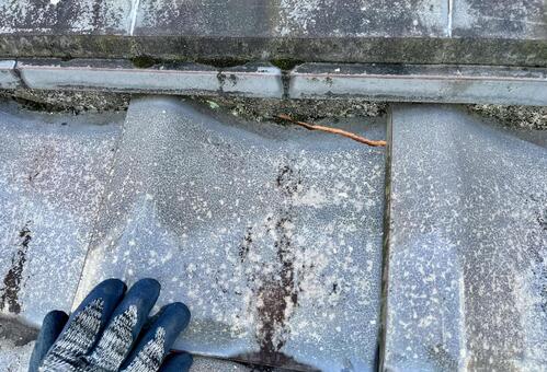 割れた瓦も持ち上げる様子 瓦,屋根,クラックの写真素材