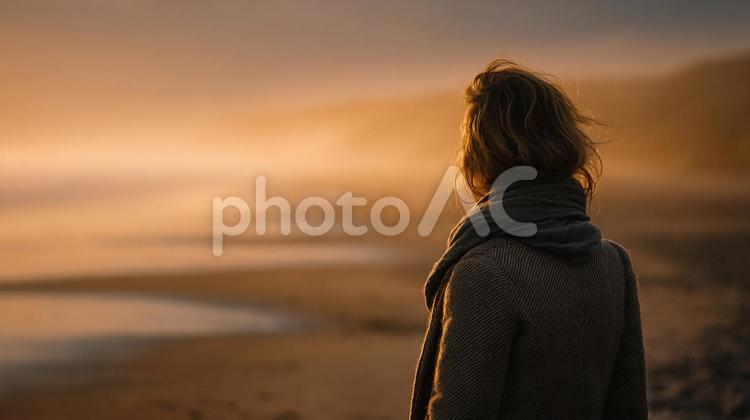 一人で過ごす静かな時間 女性,後ろ姿,夕焼けの写真素材
