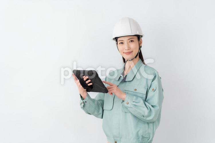 白バックの作業服のビジネスウーマン 不動産,建築,ビジネスの写真素材