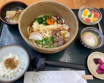 うどん定食の俯瞰写真 うどん,和食,定食の写真素材