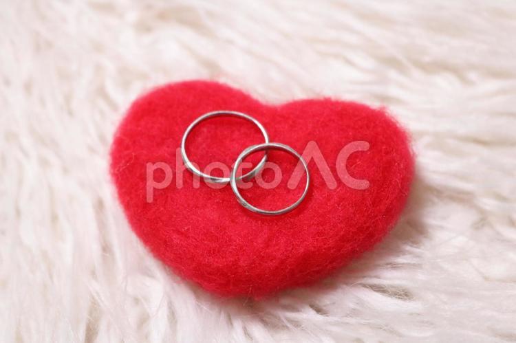 ハートと結婚指輪(ななめ置き・アップ) ペアリング,リング,結婚指輪の写真素材