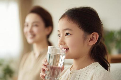 グラスの水を飲む女の子-3 グラスの水を飲む女の子-3の写真