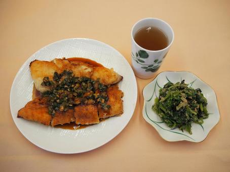 油淋鶏＆ほうれん草の胡麻和え・家庭料理 油淋鶏,ほうれん草の胡麻和え,家庭料理の写真素材
