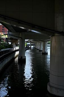 大阪の運河に掛かる高速道路 運河,大阪,高速道路の写真素材