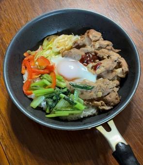 フライパンで作る石焼風ビビンバ フライパンで作る石焼風ビビンバの写真