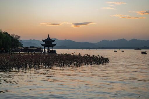 杭州・西湖と集賢亭の夕暮れ  西湖,杭州,集賢亭の写真素材