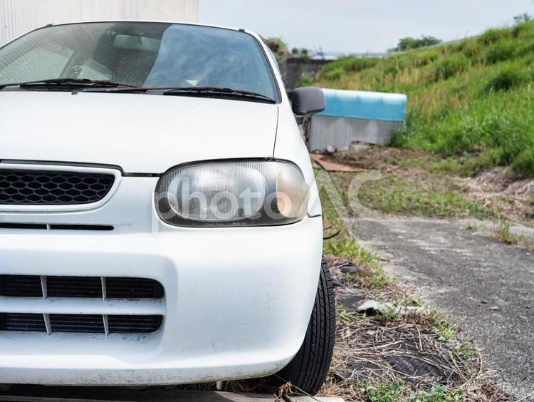 捨てられた車のイメージ 廃車,車,ゴミの写真素材