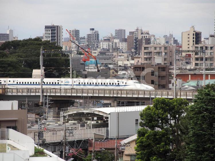 街中を走る新幹線（４） 新幹線,街中,市街地の写真素材
