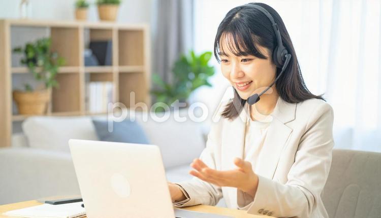 笑顔でリモートワークをするビジネス女性 笑顔でリモートワークをするビジネス女性 女性,オンライン,ミーティングの写真素材