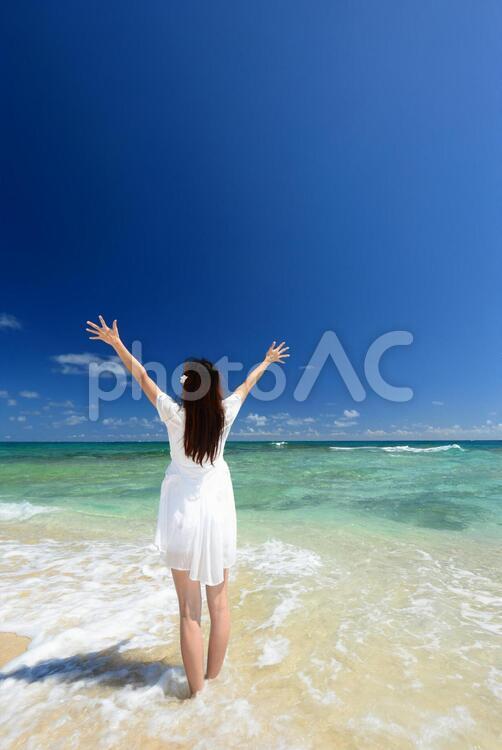 南国沖縄の美しいビーチで寛ぐ女性 女性,女,沖縄の写真素材
