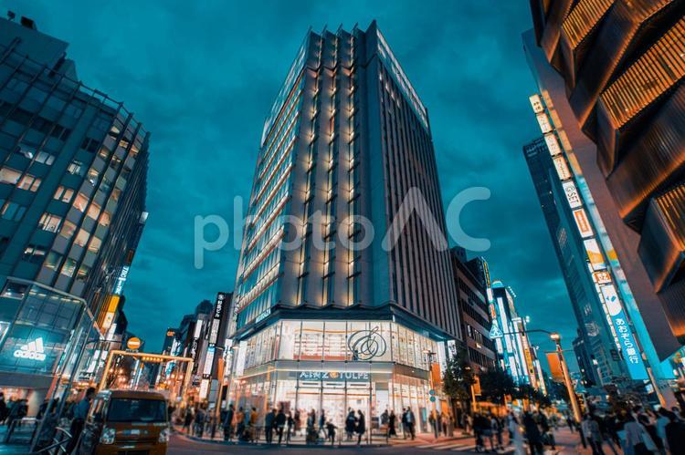 新宿夜の交差点 新宿,ビル,交差点の写真素材