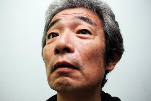 悩むシニア男性 悩むシニア男性 シニア男性,シニア,老人の写真素材