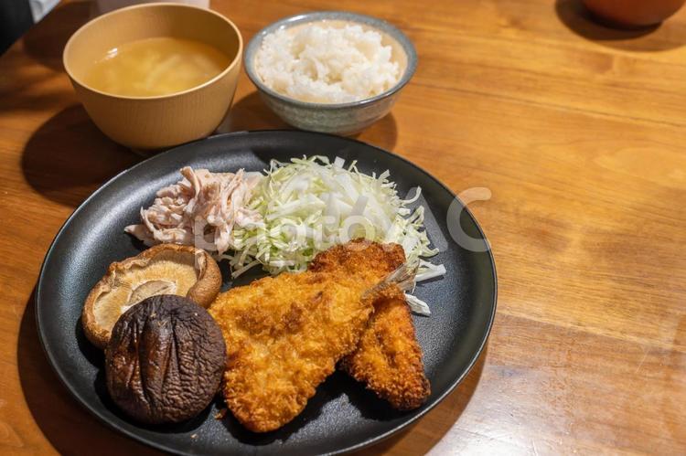 大きな椎茸とアジフライ 料理,食べ物,揚げ物の写真素材