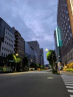 夜明け前のオフィス街 夜明け前のオフィス街 オフィス街,ビル,ビジネス街の写真素材