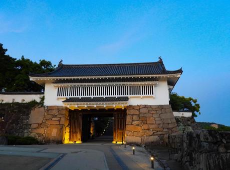 夕暮れ時にライトアップした岡山城の不明門 夕暮れ時にライトアップした岡山城の不明門 岡山城,不明門,城門の写真素材