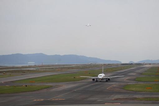 滑走路を走る飛行機のいる関西空港の風景 滑走路を走る飛行機のいる関西空港の風景 滑走路,走る,飛行機の写真素材