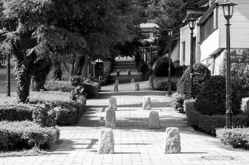 光の筋が差し込む石畳の上り坂の道 函館,坂道,上り坂の写真素材