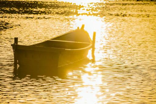 穏やかな川の木製ボートの写真