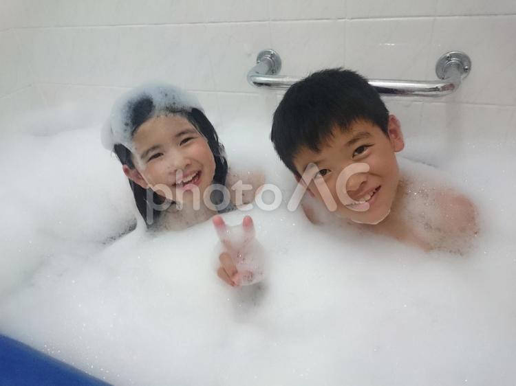 子供がごきげんでお風呂に長く入る方法！ お風呂,お風呂大好き,バスルームの写真素材