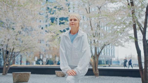 足を伸ばすシニア女性 足を伸ばすシニア女性の写真