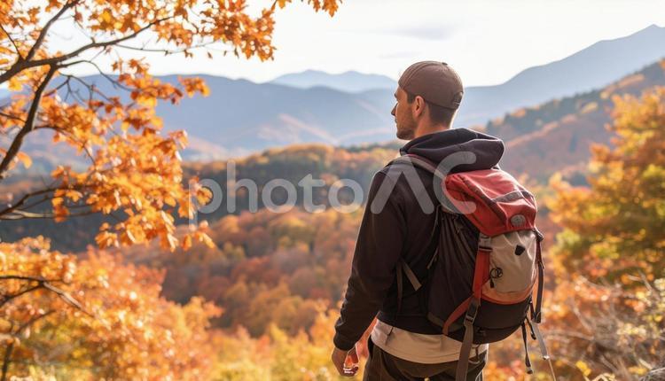 紅葉と景色を眺める男性 山,登山,秋の写真素材