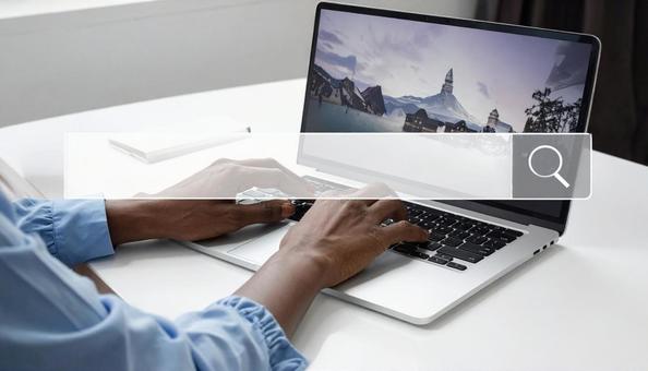 Webライターがパソコンを操作する手元 Webライターがパソコンを操作する手元の写真