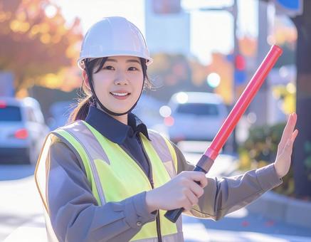 女性の交通誘導員 女性の交通誘導員の写真