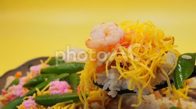 自家製・ちらし寿司（食べるシーン） ちらし寿司,自家製,家庭料理の写真素材