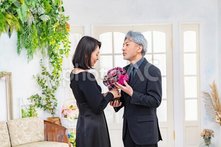 フォーマルな装いの男女	 カップル,シニア,熟年の写真素材