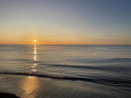 夜明けの海岸 朝日 夜明けの海岸 朝日 田舎,海岸,夜明けの写真素材