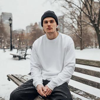 ベンチに座る都会的な男性 ベンチに座る都会的な男性の写真