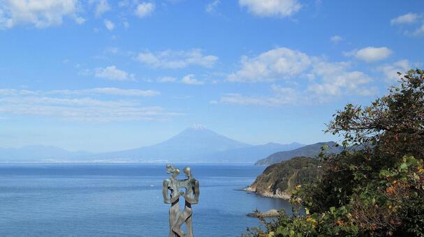 恋人岬のアモーレ像と晩秋の富士山 恋人岬,アモーレ像,展望デッキの写真素材
