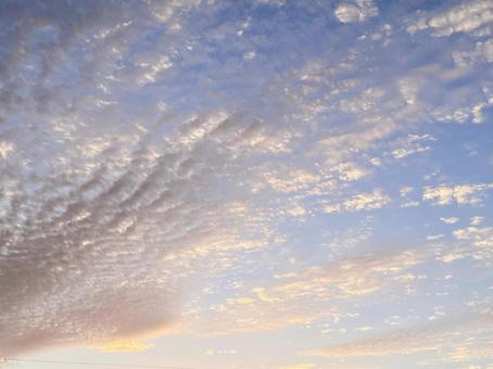 ピンク色の雲のある秋の朝空の写真