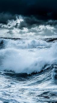 暗雲の下、荒れる海 暗雲の下、荒れる海の写真