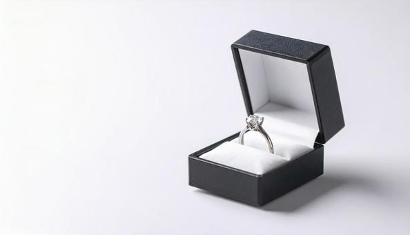 ケースに入った結婚指輪　白い背景の写真