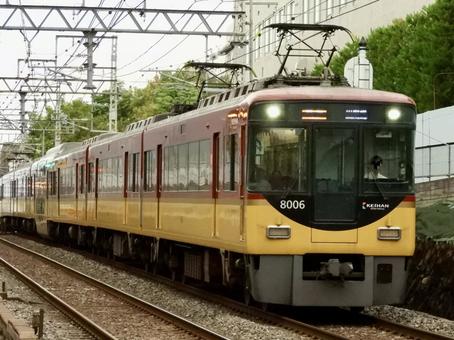 東福寺駅を発車した京阪8000系特急 東福寺駅を発車した京阪8000系特急 京阪電車,京阪特急,特急の写真素材