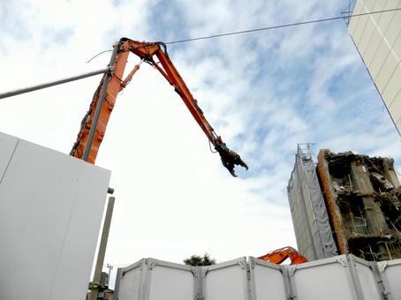 ビル解体工事現場にて稼働中の重機アーム 機械,重機,工事の写真素材